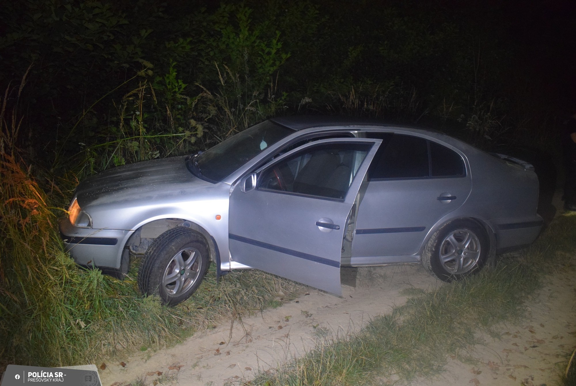 Vodič auta pri Snine spôsobil nehodu s motorkárom, ušiel a nafúkal.