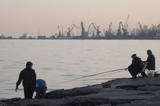 Żurawie portowe w Mariupolu, jednym z największych portów handlowych Ukrainy. Wędkarze łowią ryby z nabrzeża przy morzu Azowskim, w poniedziałek, 24 marca 2014. Fot: Vincent Mundy/Bloomberg