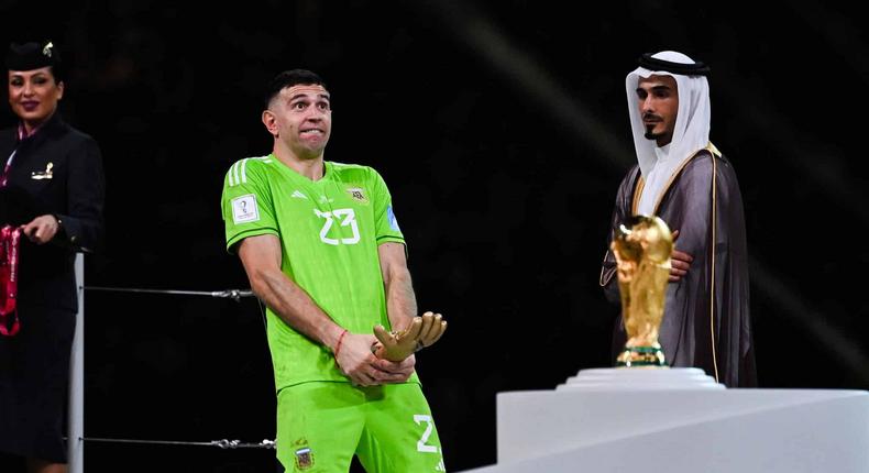 Emiliano Martinez a reçu le trophée du meilleur gardien après la finale de la Coupe du monde 2022, remportée par l'Argentine.