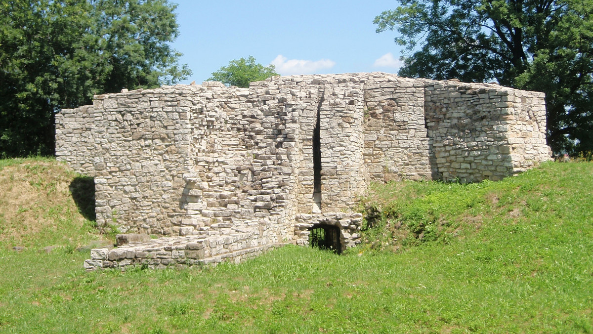 Drugi tunel ucieczkowy odkryli archeolodzy podczas niedawnych prac w ruinach zamku w Sławkowie (Śląskie). Podczas oblężenia zamku tunel mógł służyć do ucieczki, sprowadzenia pomocy czy transportu prowiantu lub uzbrojenia.