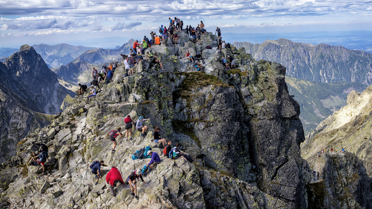 Tłumy turystów w górach. Kolejki na popularne szczyty