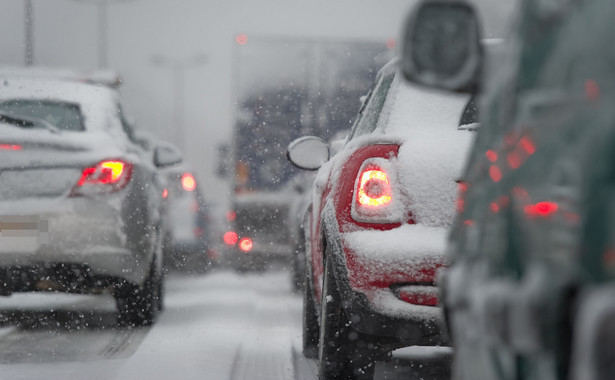 Oblodzenie dróg, intensywne opady śniegu, podwyższony stan wody. IMGW znów ostrzega