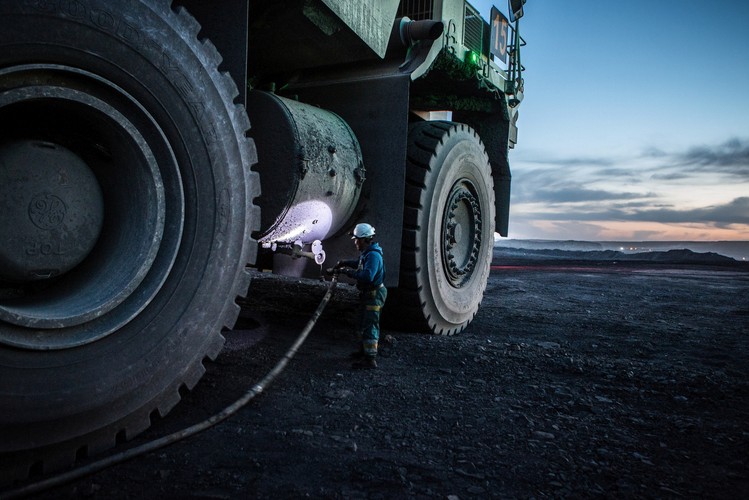 Pracownik tankuje wywrotkę w złożu węgla Tavan Tolgoi w Mongolii