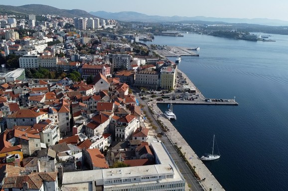Retka prilika na tržištu nekretnina: Raskošno imanje na 17.000 kvadrata sa vilom i sopstvenim parkom na prodaju, vlasnik ovoliko traži (VIDEO)