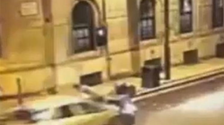 Átgázolt a gyalogosokon a bosszúálló sofőr! - videó