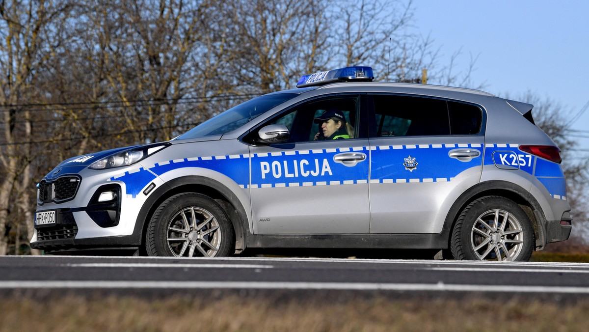 Jechał zygzakiem. Gdy stanął przy lesie, inny kierowca wkroczył do akcji