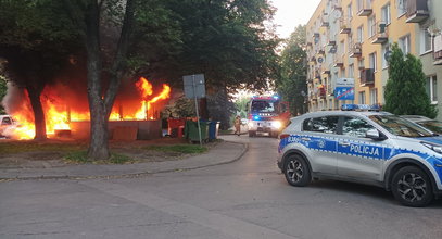 Najpierw głośny huk, a potem ogromny pożar. W Wałbrzychu płonęły samochody. Było naprawdę niebezpiecznie!