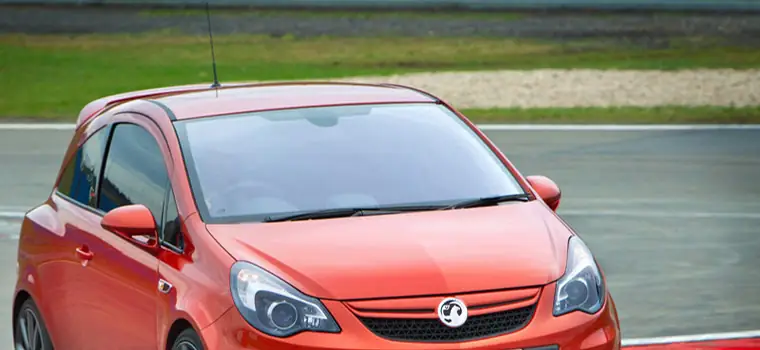 Wyjątkowy Vauxhall/Opel Corsa przyłapany na Nürburgringu