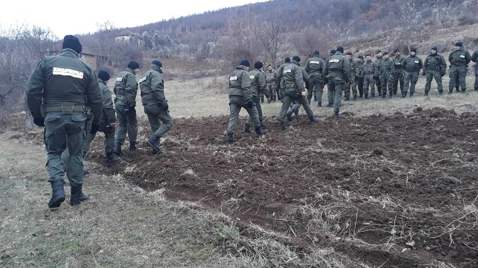 Opsežna potraga trajala je 17 dana, 800 ljudi tragalo je za njim i devojčicom sve dok oboje nisu pronađeni
