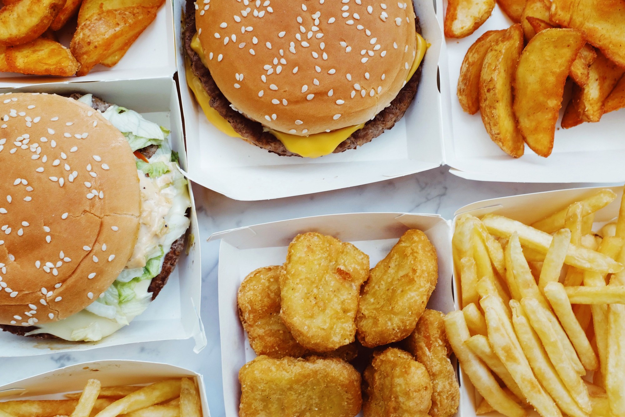 Fast food a priemyselne spracované potraviny môžu obsahovať vysoké množstvo sodíka.