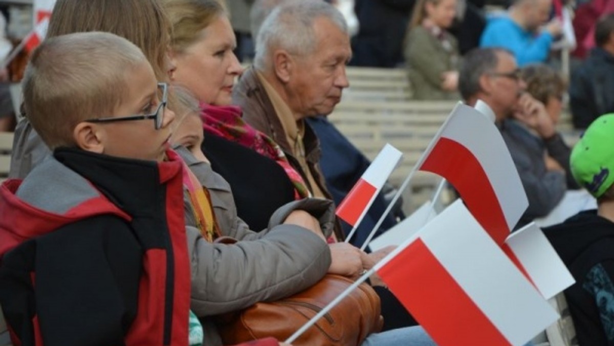 Opolanie zaśpiewali piosenki patriotyczne wspólnie z zespołem Soul City i Orkiestrą Dętą Zespołu Szkół Żeglugi Śródlądowej. Wszystko to podczas Festynu Niepodległościowego w Amfiteatrze.