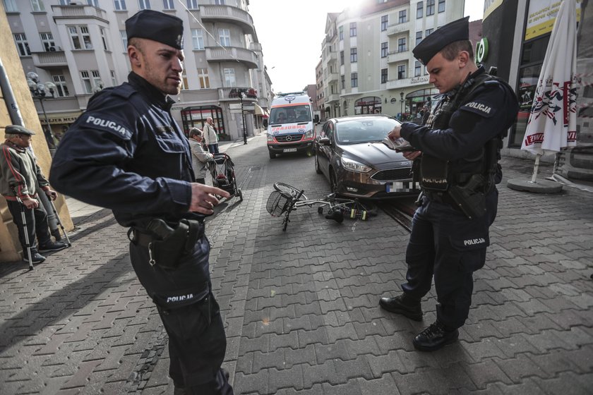 Auto bez kierowcy przejechało rowerzystkę