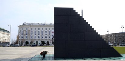 Stoją tu dzień w dzień. Czy policja zniknie spod pomnika smoleńskiego?