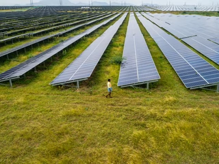 W Azji pionierem zielonych obligacji są Indie, emitujące je od 2015 r. Na zdjęciu: instalacje fotowoltaiczne na terenie indyjskiego parku słonecznego Pavagada Solar Park. Park zajmuje powierzchnię 53 kilometrów kwadratowych
