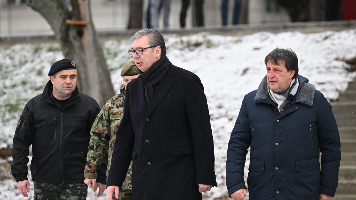 Vučić u obilasku kasarne