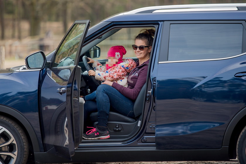Anna Powierza z córeczką w samochodzie