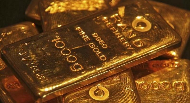 Gold bars are displayed at a gold jewellery shop in Chandigarh May 8, 2012. REUTERS/Ajay Verma