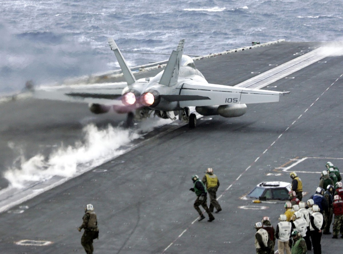 F-18 startuje z pokładu lotniskowca USS Abraham Lincoln