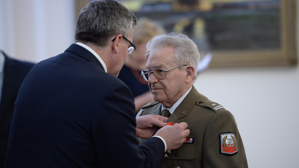 Służyliście swoimi czynami i swoim życiem Polsce; wasz wysiłek da efekty w postaci pamięci ogarniającej naród - mówił prezydent Bronisław Komorowski, wręczając weteranom w Belwederze odznaczenia z okazji Narodowego Dnia Pamięci Żołnierzy Wyklętych.