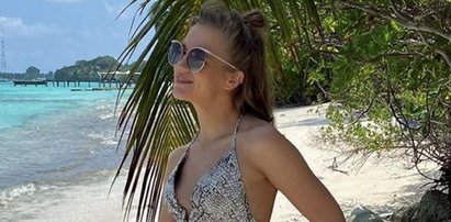 Kaczorowska eksponuje ciążowe krągłości na rajskiej plaży. Pokazała się w bikini