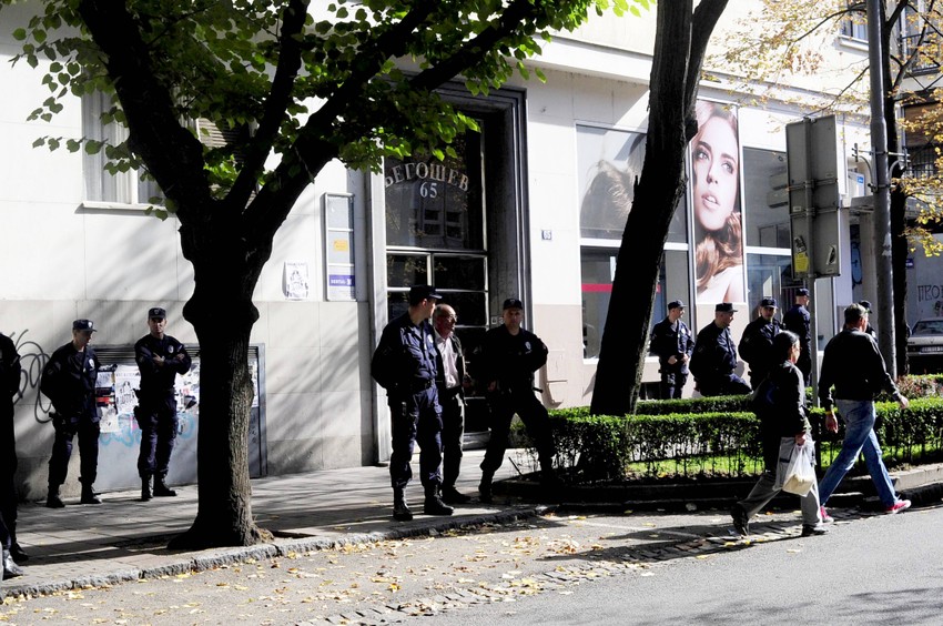 Policija je juče ceo dan bila ispred zgrade