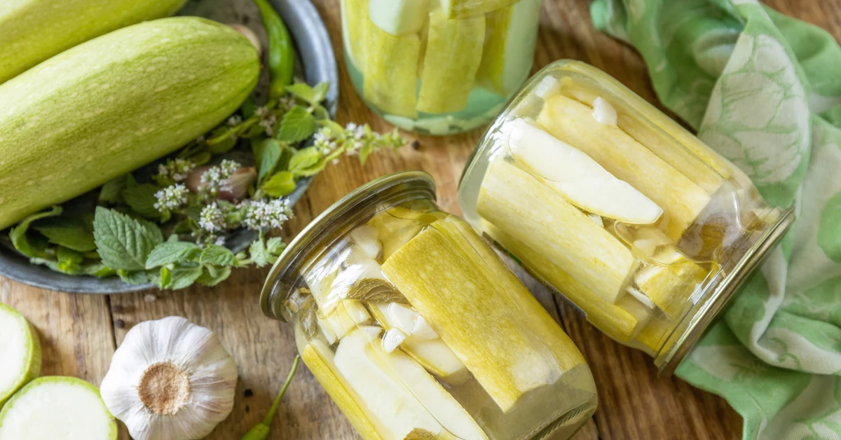 Nie ogórki, nie kapusta. Kiszona cukinia to hit lata. Pyszna i aromatyczna