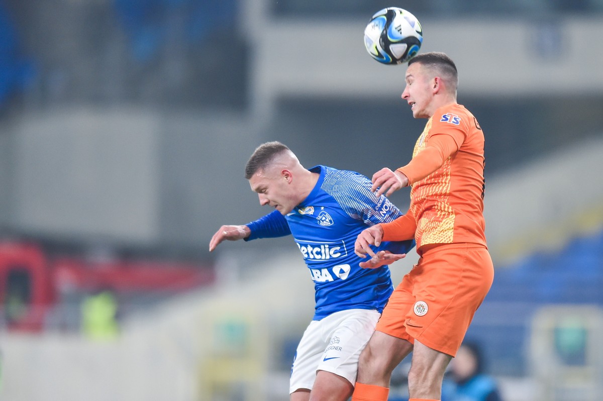 Zawodnik Ruchu Chorzów Łukasz Moneta (L) i Mateusz Grzybek (P) z KGHM Zagłębia Lubin podczas meczu piłkarskiej Ekstraklasy