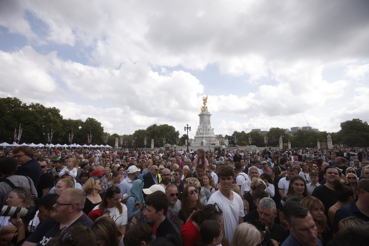 Tłum przed Pałacem Buckingham w Londynie