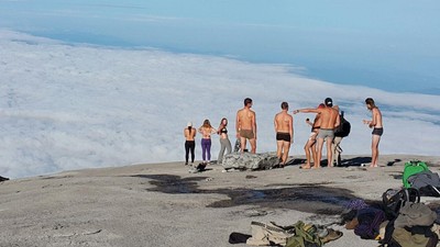 Turyści na szczycie Kinabalu