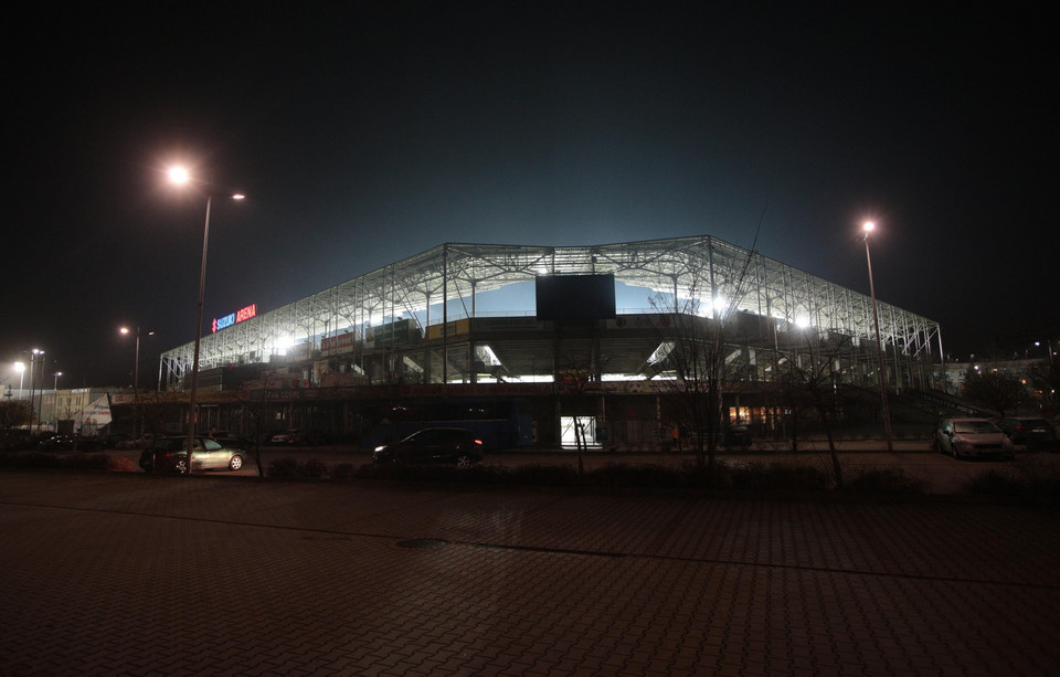 Kielce. Stadion Suzuki Arena. Wygaszone światła w proteście samorządowców wobec weta polskiego rządu w sprawie budżetu Unii Europejskiej.