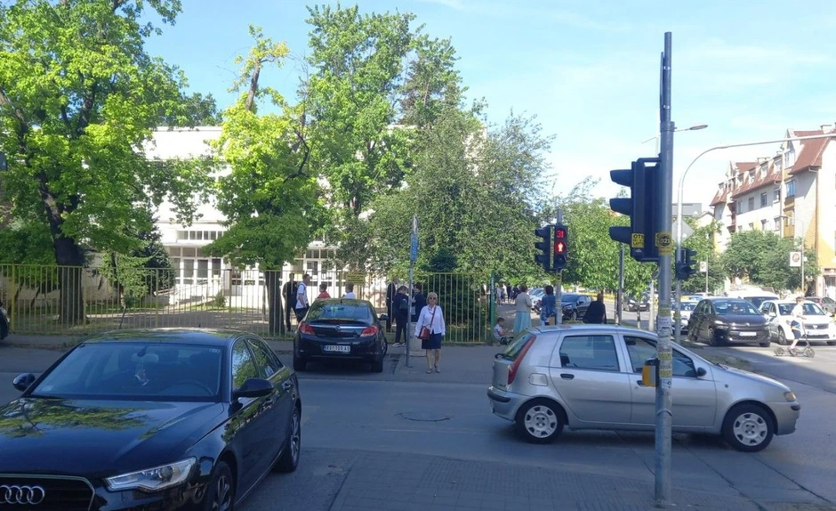 Ispred Osnovne škole "Petefi Šandor" jutros direktor i nastavno osoblje, kao i jedan pripadnik policije