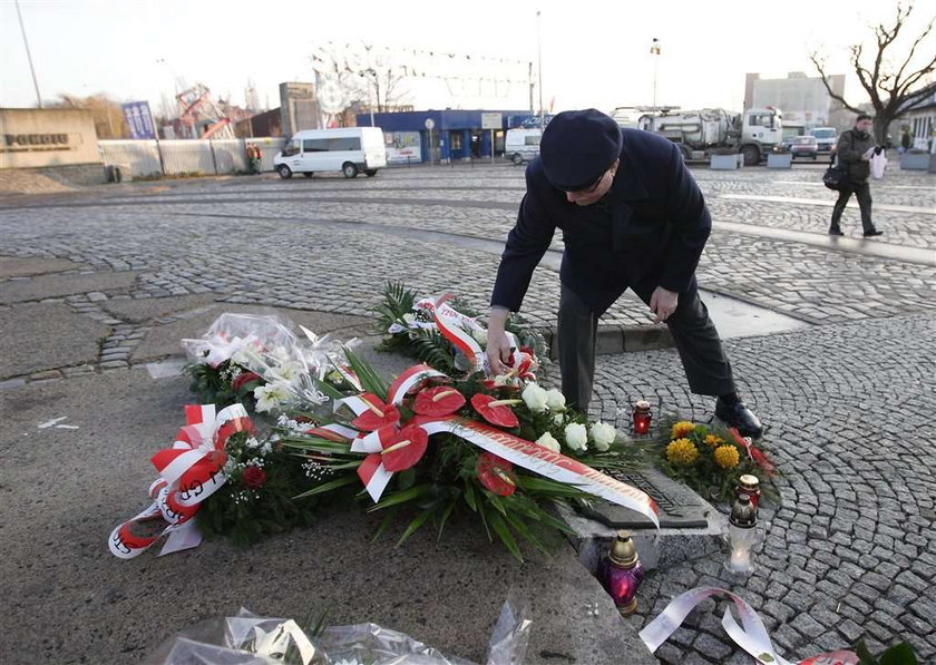 Wałęsa złożył kwiaty pod pomnikiem Poległych Stoczniowców