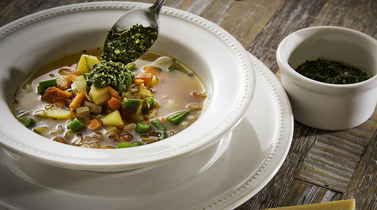 A képen látható dél-franciaországi zöldségleves, a Soupe au Pistou nem igényel hosszas főzést