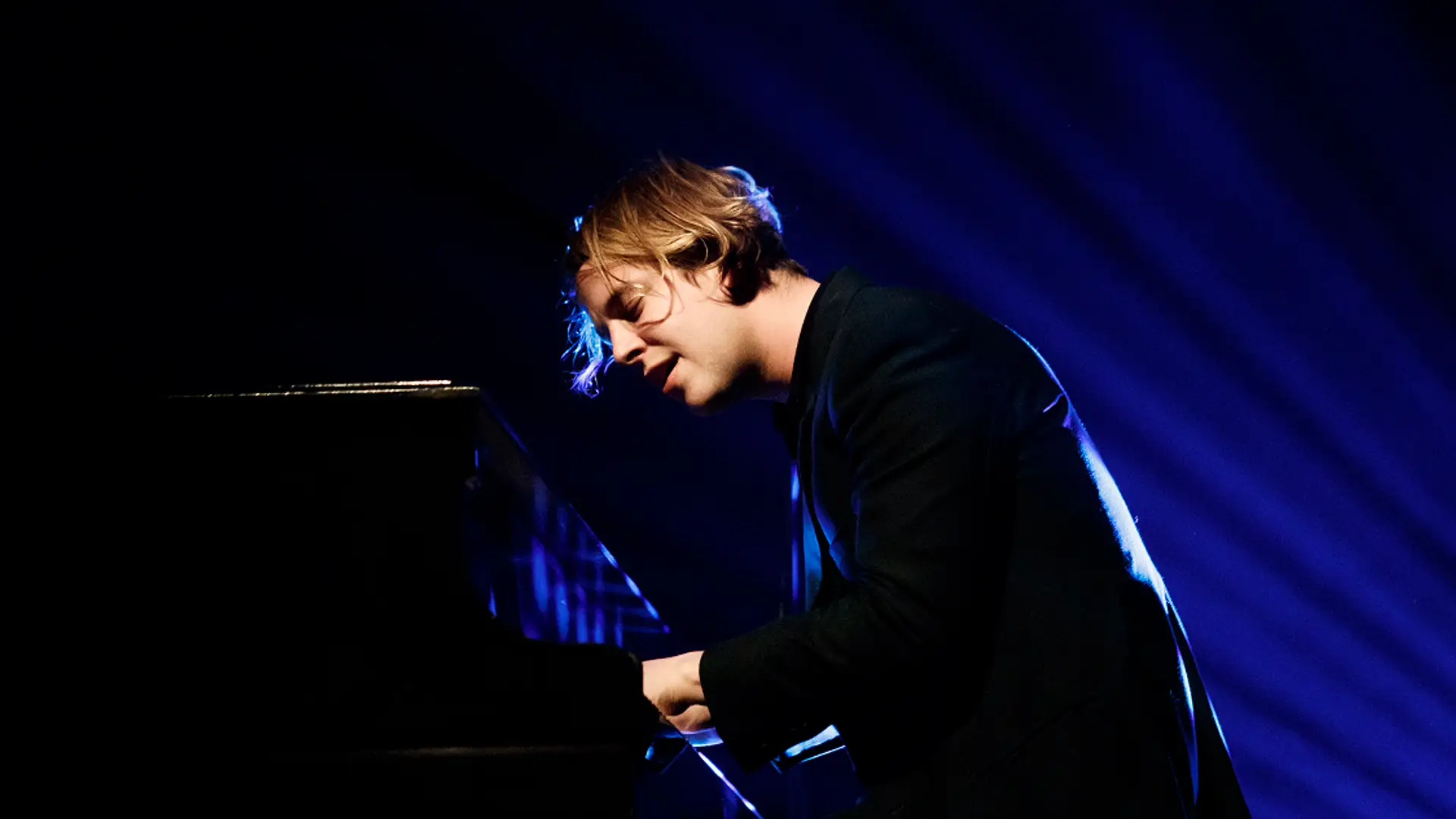 Tom Odell zagrał w Warszawie. Skakał po fortepianie, a koncert zakończył z polską flagą na plecach