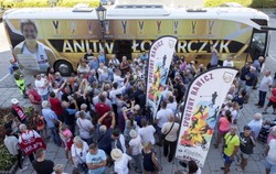 Anita Włodarczyk z Berlina wróciła złotym autobusem z własnym nazwiskiem na karoserii