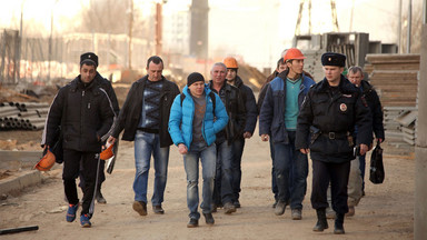 "Policja okłada wszystkich pałkami". Migranci z Tadżykistanu są masowo wyrzucani z Moskwy