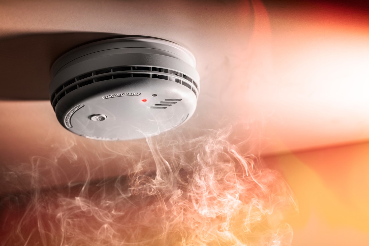 Smoke,Detector,And,Interlinked,Fire,Alarm,In,Action,Background,With