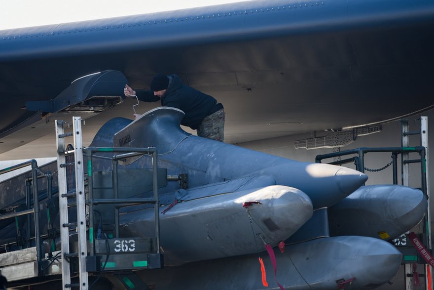 Instalacja pylonu z pakietem sześciu pocisków pod skrzydłem bombowca B-52H.