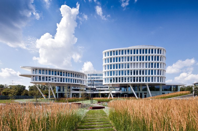 To nie jedyne udogodnienie czekające na pracowników Business Garden. Kolejnym konceptem, który jest realizowany w parku biznesowym, jest program Hospitality, czyli język gościnnego biznesu. Oprócz przyjaznej i estetycznej przestrzeni biurowej, kompleks oferuje praktyczne usprawnienie codziennych czynności – m.in. dostęp do pralni, myjni czy możliwość wynajęcia roweru. „O komfort zadbano estetyczną aranżacją wnętrz i strefami relaksu w ogrodzie. O efektywne wykorzystanie czasu – udogodnieniami, które sprawiają, że wiele codziennych spraw będzie można załatwić na miejscu w przerwie lub po pracy” – mówi Sebastian Zimmermann, Property Manager Hospitality z Vastint.