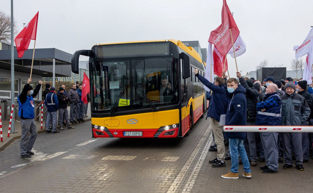 Uczestnicy strajku generalnego pracowników Solaris Bus &amp; Coach