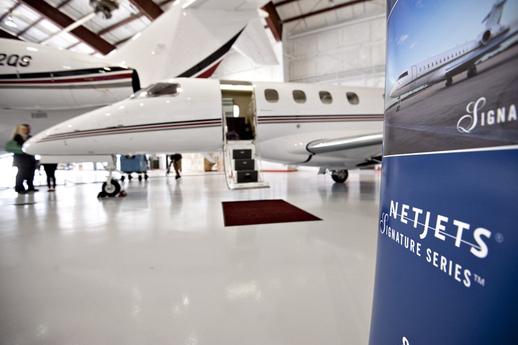 Dobre czasy dla prywatnego lotnictwa i kolei.
W wywiadzie dla telewizji CNBC, Buffett stwierdził, że amerykańska gospodarka korzysta z ożywienia w sektorach, które jeszcze do niedawna radziły sobie fatalnie. Dotyczy to szczególnie branży budowlanej. Inwestor uważa też, że ożywienie gospodarcze w USA będzie napędzać przychody należącej do niego spółki lotniczej NetJets, która oferuje przeloty prywatnymi samolotami. Buffett prognozuje, że ten rok będzie również łaskawy dla spółek kolejowych i może przynieść rekordowe wyniki linii kolejowych Burlington Northern Santa Fe, kontrolowanych przez Berkshire.