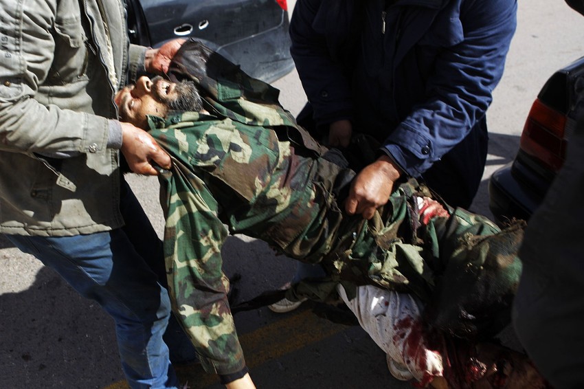 Teško ranjeni pobunjenik u sukobima kod Ajdabije 08:05 Sukobi Gadafija i pobunjeničkih snaga Protivvazduhoplovna odbrana dejstvovala je i tokom treće noći iznad libijske prestonice Tripolija, gde koalicione snage pokušavaju da uspostave zonu zabrane leta na osnovu mandata koji im je dat Rezolucijom 1973 Saveta bezbednosti Ujedinjenih nacija. Libijske vlasti tvrde da je tokom noćašnjih napada stradalo još civila, a eksplozije i dejstvo libijske odbrane čuli su se u blizini kompleksa pukovnika Muamera el Gadafija u prestonici, preneo BBC. Sukobi Gadafija i pobunjeničkih snaga juče su nastavljeni, uprkos deklarativnom prekidu vatre. Pobunjenici tvrde da su ih Gadafijeve snage napale u zapadnom gradu Zintan, kao i da su počinile masakr u Misrati. Šef američke komande za Afriku, general Karter Hem, rekao je da očekuje postepeno smanjivanje broja udara na Libiju tokom narednih dana. "Moje viđenje je da ćemo, osim ako se nešto neočekivano ne dogodi, narednih dana biti svedoci smanjivanja učestalosti napada", rekao je Hem, koji koordinira akciju SAD u Libiji.