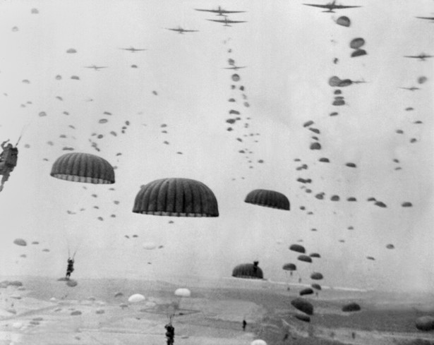 Używane podczas kursu maszyny szkoleniowe posiadały specjalne dziury dla spadochroniarzy. Tymczasem samolot transportowy Armstrong Whitworth Whitley, lecący z Zabielskim oraz Stanisławem Krzymowskim „Kostką” i Czesławem Raczkowskim „Orkanem” w stronę okupowanej Polski miał jedynie boczne drzwi.