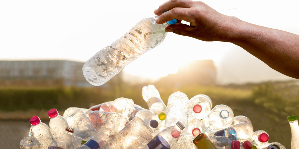 Dzięki wsparciu marki Coca-Cola i Fundacji Coca-Cola w Atlancie został zorganizowany konkurs „Świat bez odpadów – recyklomat w Twojej gminie”, w którym samorządy walczą o nowoczesne automaty do zbiórki odpadów z tworzyw sztucznych.
