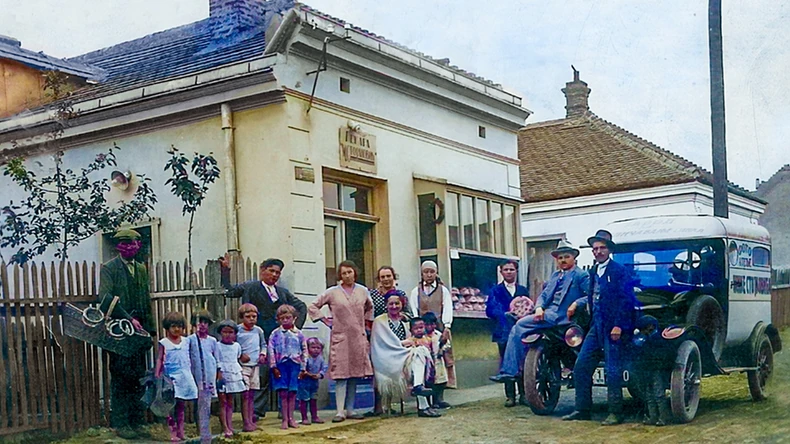 U Beogradu 1931. Mali Mokri Lug: Mangut Stepkin, Erencen Moškin, Očirka Moškin i ostali nepoznati | Foto: Ben Moschkin