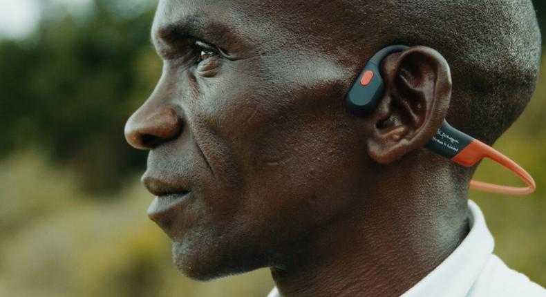 Eliud Kipchoge wearing his favourite brand of earphones