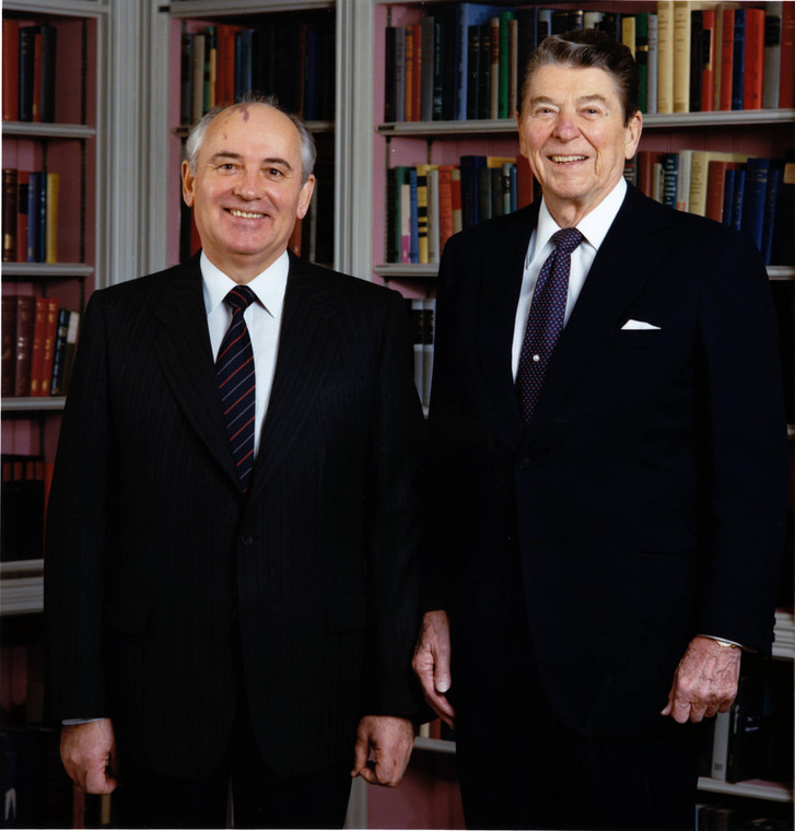 Prezydent Stanów Zjednoczonych Ronald Reagan i sekretarz generalny Komunistycznej Partii Związku Radzieckiego Michaił Gorbaczow pozują do portretu w Bibliotece we wtorek, 8 grudnia 1987 r.
