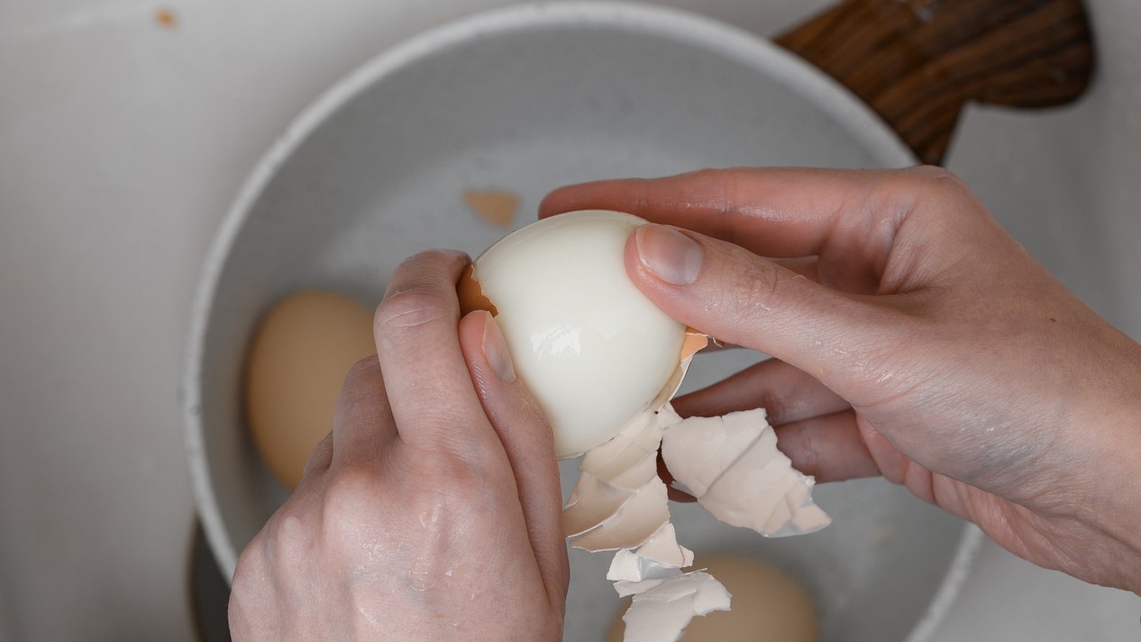 Roky sa verilo, že soľ vo vode pomáha vajíčka ľahšie ošúpať. Pravda je však inde – rozhoduje vek vajíčka a spôsob chladenia.