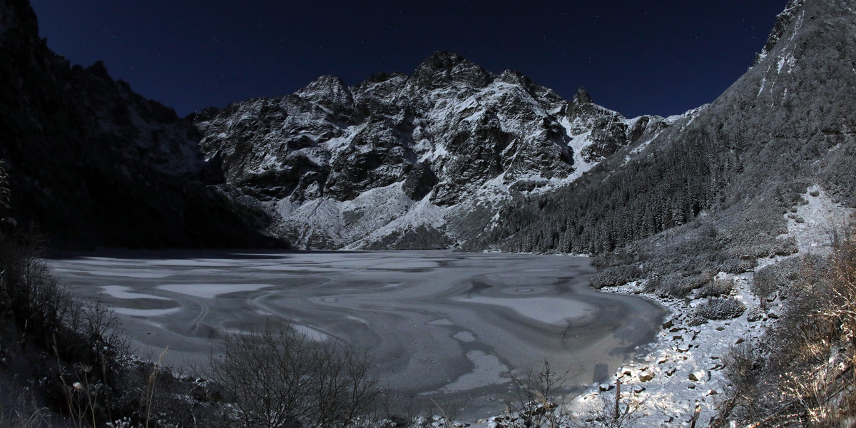 Tatry. Turyści weszli na zamarznięte Morskie Oko.