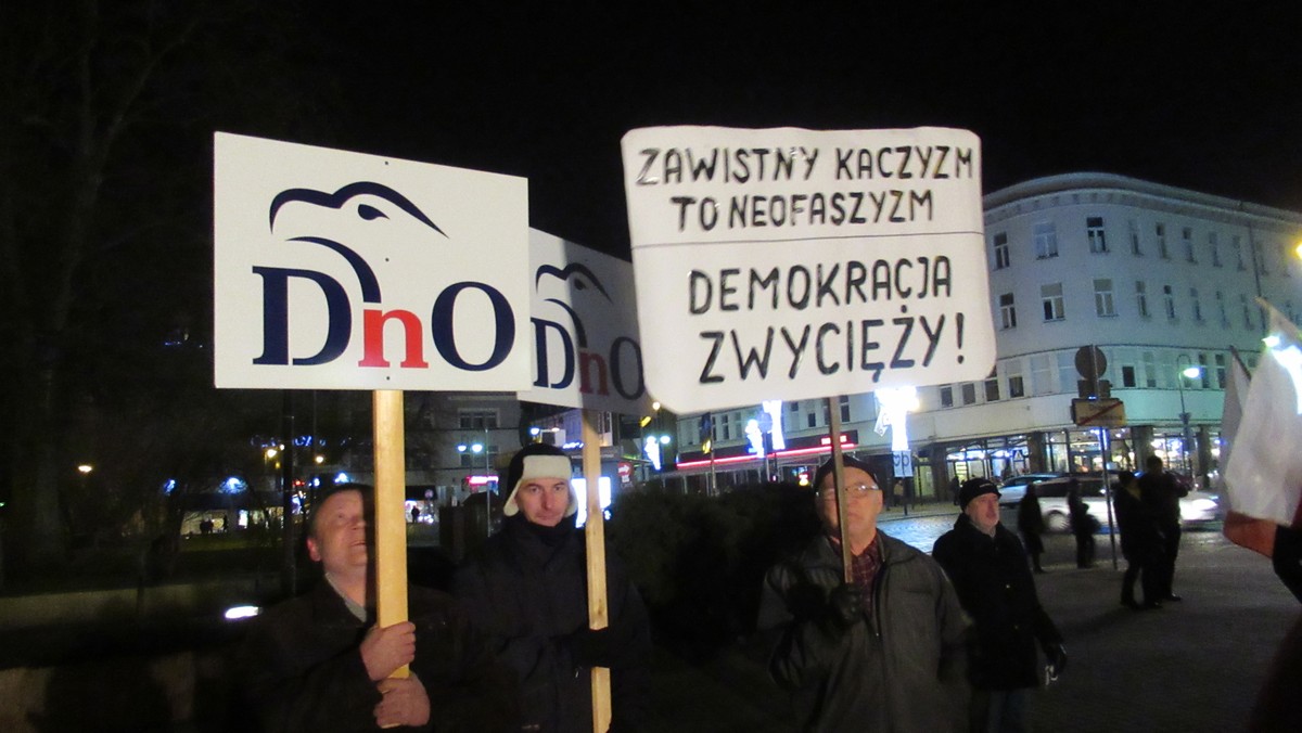 KOD i opozycja manifestowali na Placu Wolności przeciw rządom PiS. W spotkaniu brali udział opolscy parlamentarzyści, m.in. Ryszard Wilczyński z Platformy Obywatelskiej, Witold Zembaczyński z Nowoczesnej, a także marszałek województwa Andrzej Buła z Platformy.